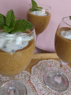 Una foto de Postre de nectarinas y plátanos con avena y cacao