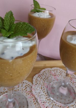 Una foto de Postre de nectarinas y plátanos con avena y cacao