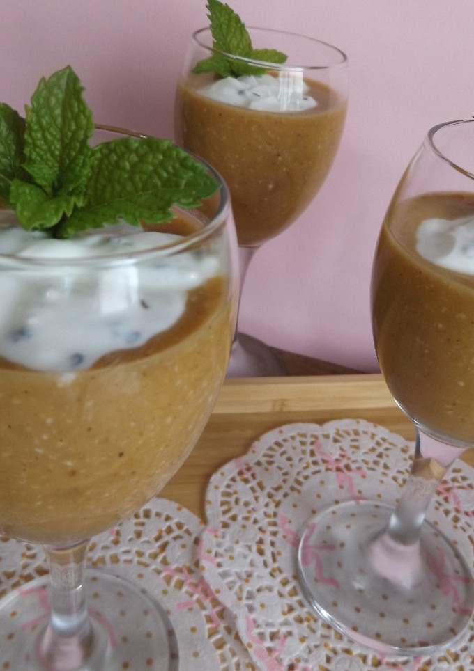 Una foto de Postre de nectarinas y plátanos con avena y cacao