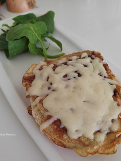 Una foto de Pan casero relleno de tortilla de vegetales
