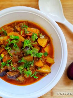 वांगी-बटाट्याची रस्सा भाजी (vaangi batatyachi rassa bhaaji recipe in marathi) रेसिपी चे मुख्य फोटो