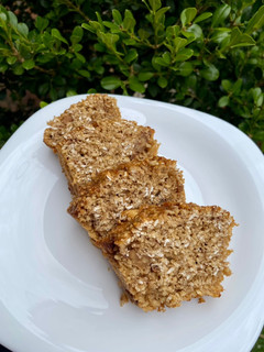 Una foto de Budín de avena, limón y nueces