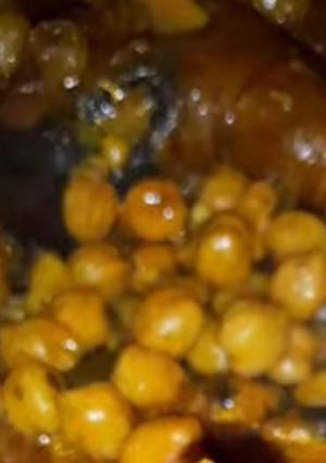 صورة لوصفة كرعين بالحمص والتوابل