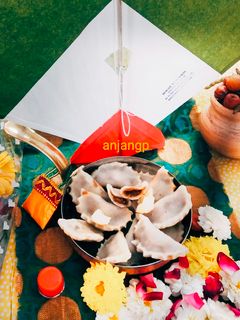 तिळगुळ कोसल्या (til gud koslya recipe in marathi) रेसिपी चे मुख्य फोटो 