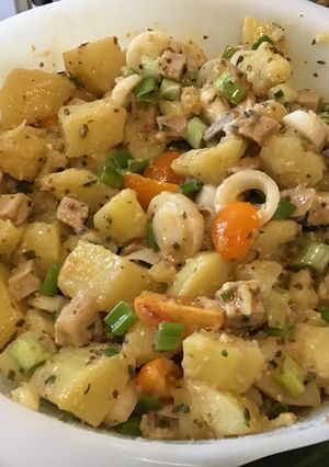 Une photo de Salade marinée de pommes de terre au porc, oignons nouveaux et tomates orange