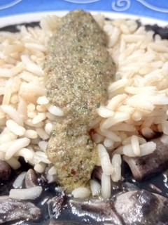 Una foto de Chipirones en su tinta con arroz integral al pesto suave