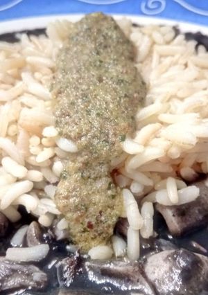 Una foto de Chipirones en su tinta con arroz integral al pesto suave