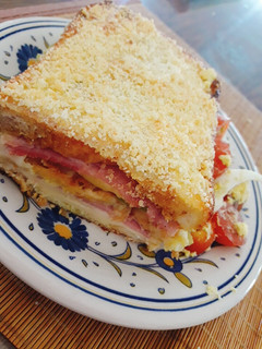 Una foto de Pastel de jamón, queso y pan lactal