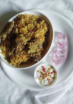 कश्मीरी मटन बिरयानी (Kashmiri Mutton Biryani recipe in Hindi) रेसिपी मुख्य फोटो