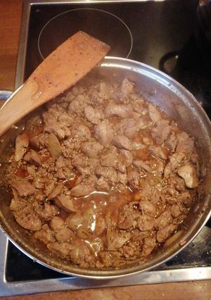 Majoránnás csirkemáj hagymaágyon recept fotója