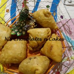 A picture of Traditional Sindhi Bhatia Dry Fruit Samosa "Mewala".