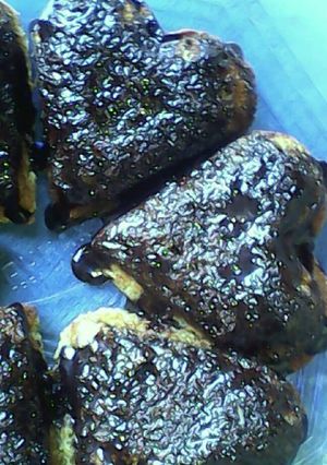 Una foto de Mini bizcochos de banana, coco y jalea, con cobertura de chocolate