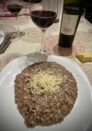 Una foto de Risotto con vino tinto y hongos de pino