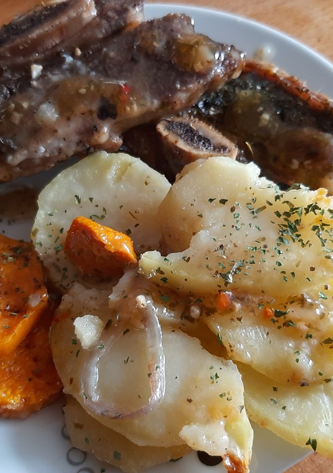 Una foto de Asado al horno con chimichurri y verduras