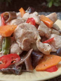 低熱量的瘦身料理-雞胸肉炒黑木耳 的食譜成品照片