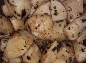 Una foto de (guarnición) Papas a la mantequilla perejil y limón
