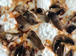 Una foto de Pizza con base de coliflor keto