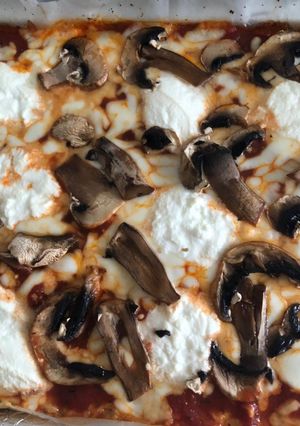 Una foto de Pizza con base de coliflor keto