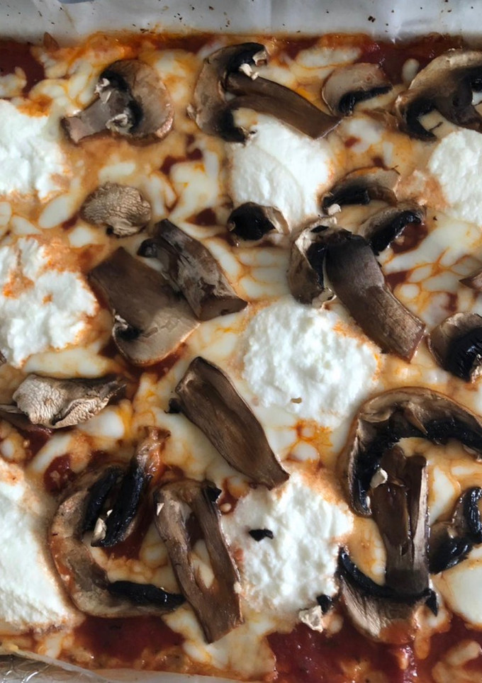 Una foto de Pizza con base de coliflor keto