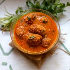 A picture of Raw papaya kofta curry.