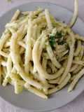 Bucatini con pesto di zucchine, rucola e tonno
