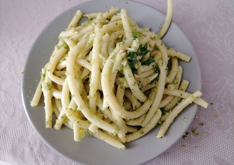 Recipe of Speedy Bucatini con pesto di zucchine, rucola e tonno