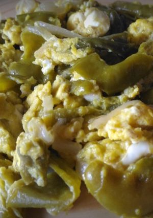 A picture of Peppers and eggs.