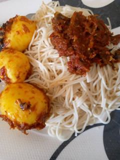 A picture of Spaghetti with source and egg.