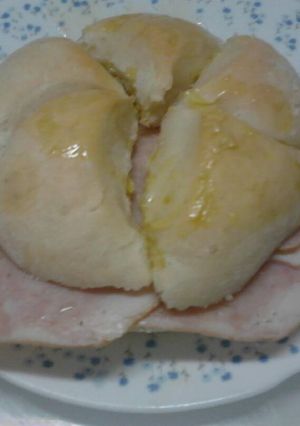 Foto principal de Mollete con pollo relleno asado y mostaza de Dijon