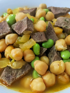 Una foto de Potaje de garbanzos con hígado al ajillo y edamame