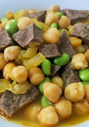 Una foto de Potaje de garbanzos con hígado al ajillo y edamame