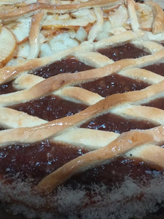 Una foto de Tarta frola para acompañar unos ricos mates 🥮