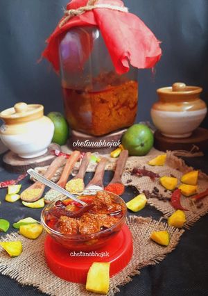 वर्षभराचे कैरीचे लोणचे (kairiche lonche recipe in marathi) रेसिपी चे मुख्य फोटो 