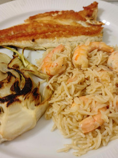 Una foto de Lubina e hinojo a la plancha y arroz salteado con langostinos