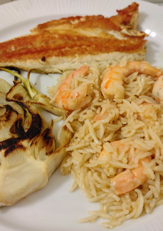 Una foto de Lubina e hinojo a la plancha y arroz salteado con langostinos