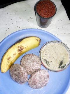 கன்னட பாரம்பரிய ராகி இட்லி (Raagi idli recipe in tamil) செய்முறை முக்கிய புகைப்படம்