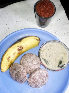 கன்னட பாரம்பரிய ராகி இட்லி (Raagi idli recipe in tamil) செய்முறை முக்கிய புகைப்படம்