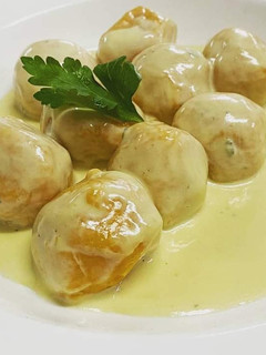 Una foto de Ñoquis de boniato rellenos de bondiola con salsa roquefort