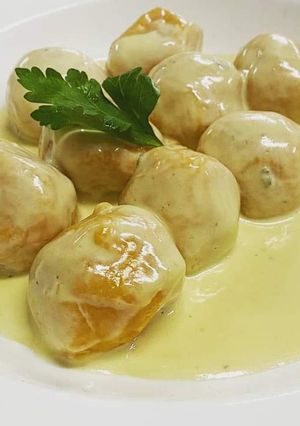 Una foto de Ñoquis de boniato rellenos de bondiola con salsa roquefort