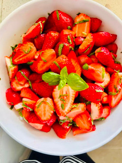 Una foto de Ensalada de fresas, vinagre balsámico y albahaca