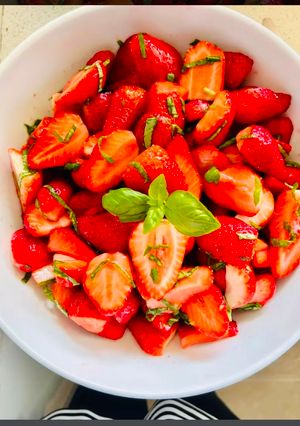 Una foto de Ensalada de fresas, vinagre balsámico y albahaca