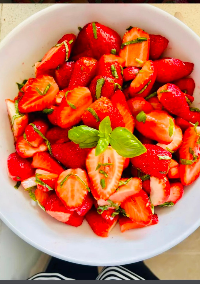 Una foto de Ensalada de fresas, vinagre balsámico y albahaca