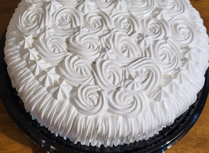 Una foto de Torta clásica sin gluten (bizcochuelo, merengue y dulce de leche)