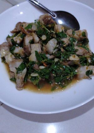 รูปของ หมูกรอบและผัดกะเพรา
