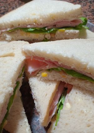 Una foto de Sándwich de Choclo, Jamón, Lechuga y Aceitunas