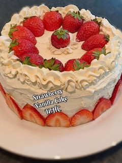 A picture of 🎂🍓🍰Strawberry Vanilla Cake🍰🍓🎂.