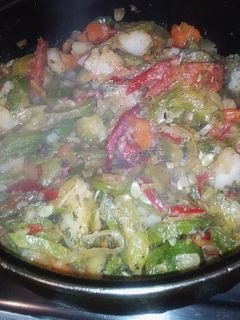 Una foto de Revuelto de papas, zapallitos, zanahoria, tomate etc