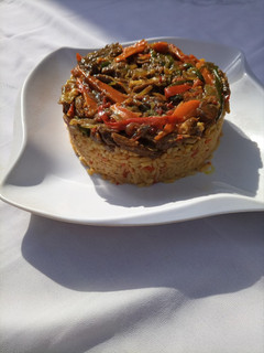 Maqlooba rice da shredded beef ainihin hoton girkin