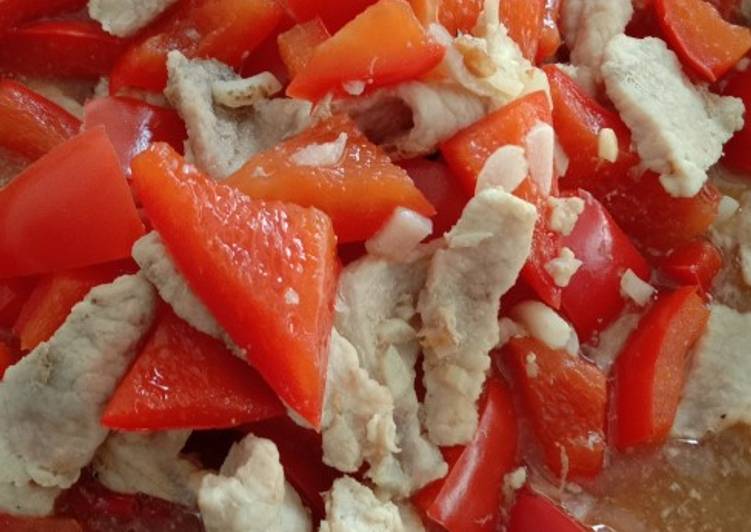 Daging babi (capsim) cah paprika merah