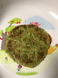 Una foto de Hamburguesa de brócoli y aguacate (BLW)
